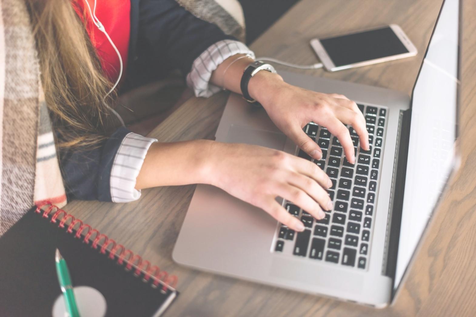 Étudiant suivant un cours de japonais en ligne avec connexion stable et matériel adapté